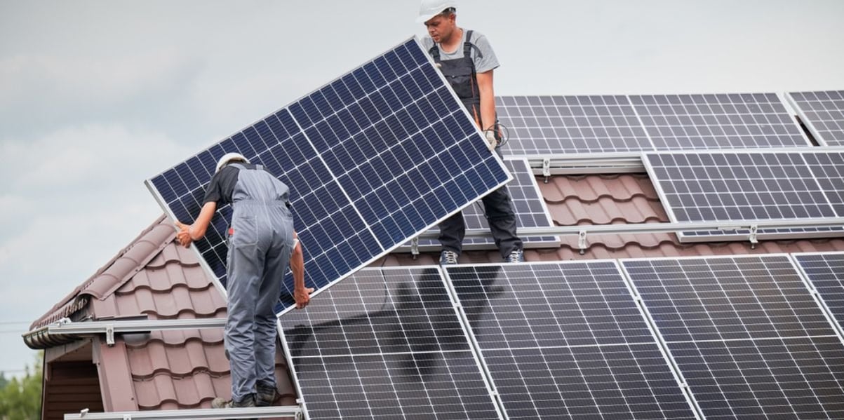 Experienced P4R roofers installing solar panels on a house that will participate of the SEG scheme