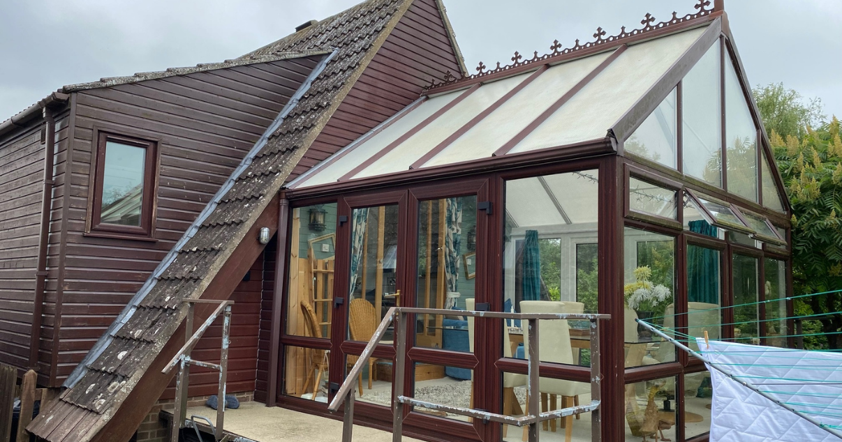 Conservatory having a transformation due to its decomposing conservatory roof