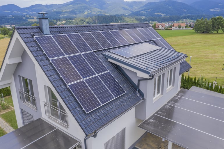 vista-aerea-casa-privada-paneles-solares-techo