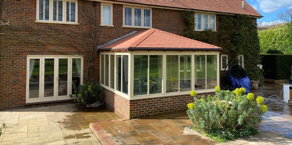 Solid conservatory roof vs polycarbonate roof. How do they differ?